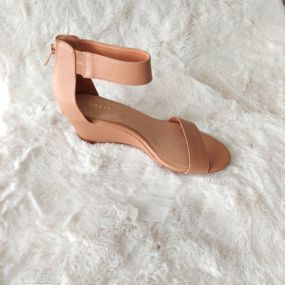 TORRID SANDALS SIZE 9.5 W / new, no tags
